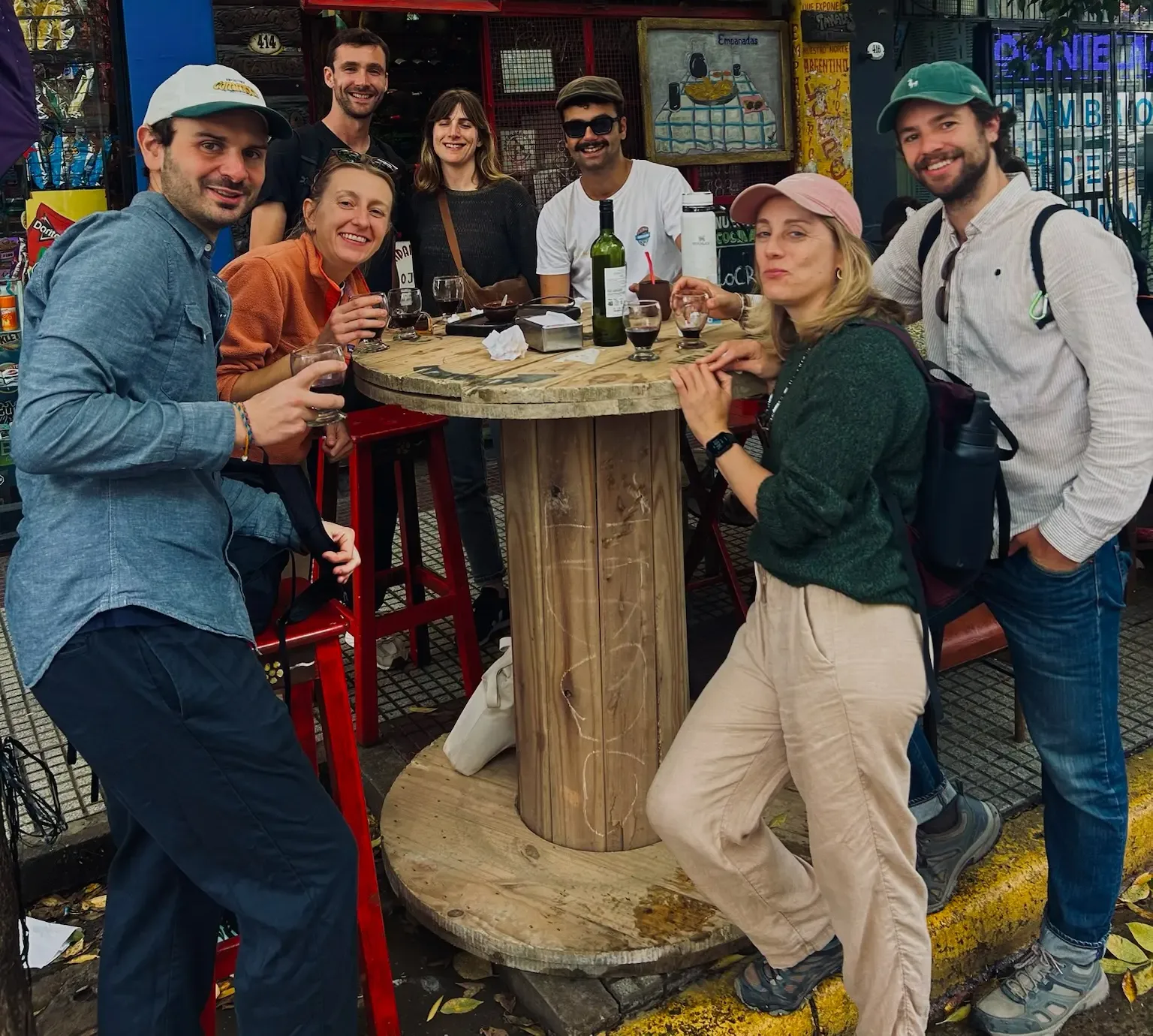 Groupe en train de déguster des spécialités lors du tour Histoire & Gastronomie